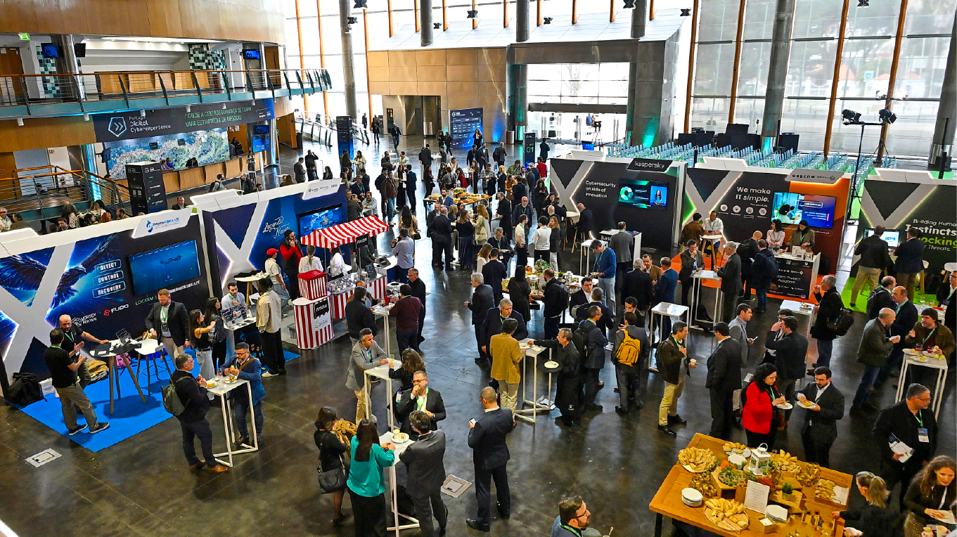 Espaço expositivo com interação entre marcas e visitantes Evento em funcionamento com stands e ativações