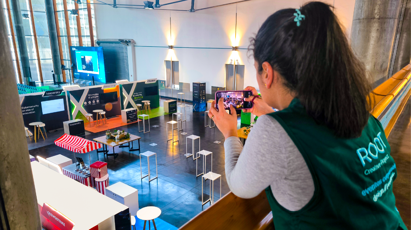 Registo fotográfico do espaço expositivo com stands