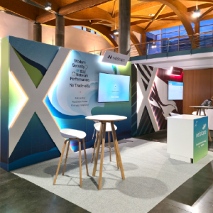 Stands de exposição com iluminação e grafismo aplicado