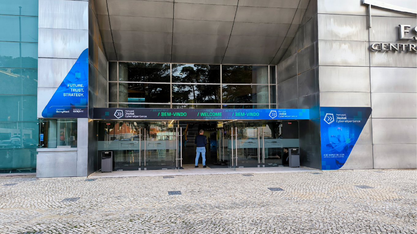 Fachada do Centro de Congressos do Estoril com identidade gráfica do evento