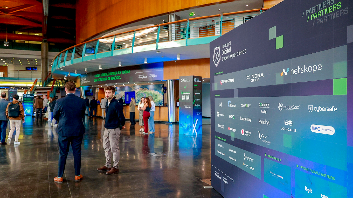 Receção do evento com identidade visual aplicada e destaque para parceiros