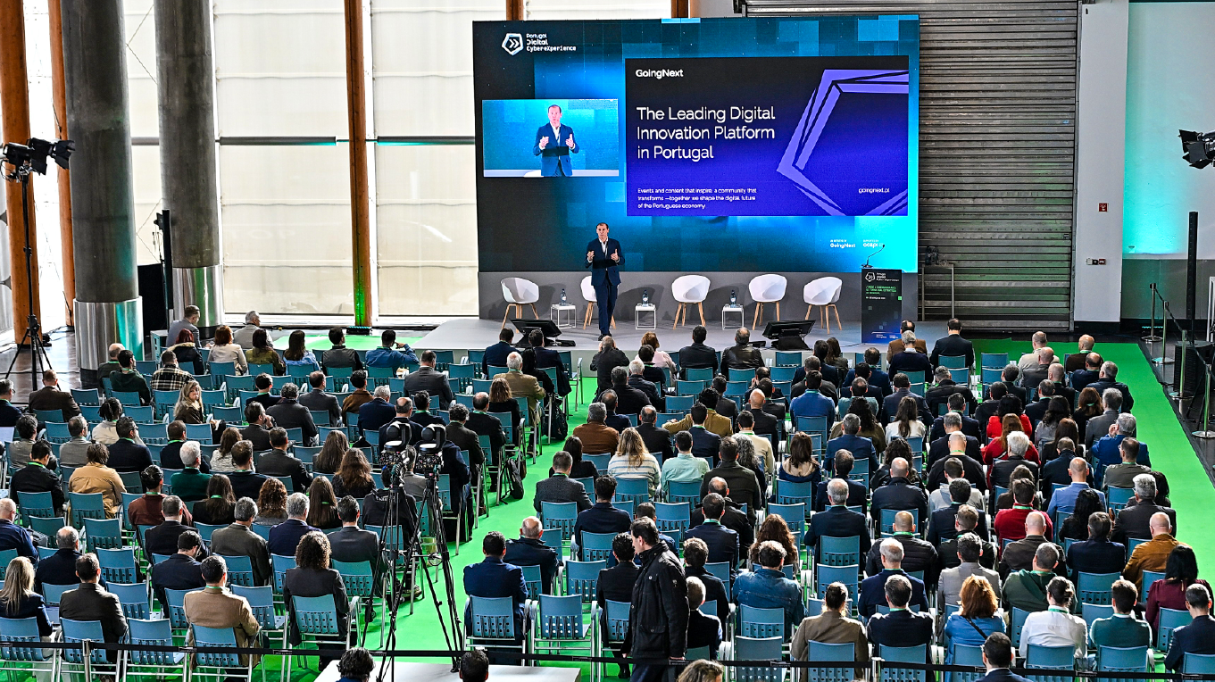 Auditório principal com palco, plateia e ecrã de grande formato