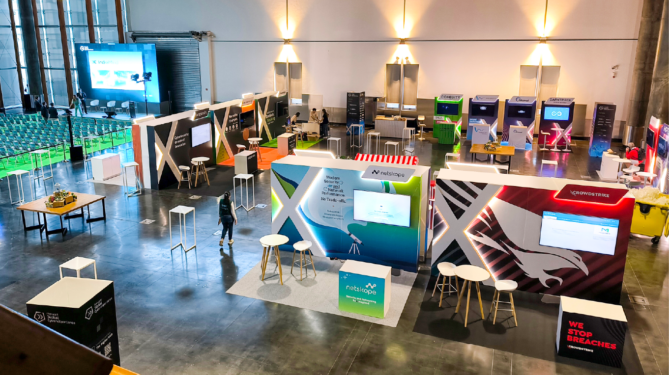 Zona de exposição com stands de marcas e estruturas visuais