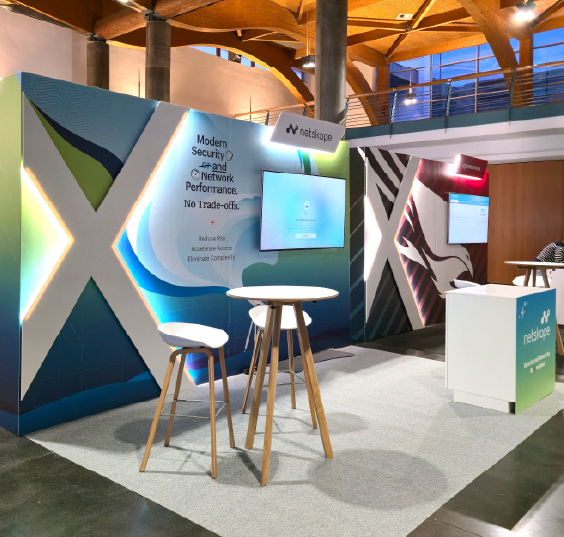 Stands de exposição com iluminação e grafismo do parceiro aplicado