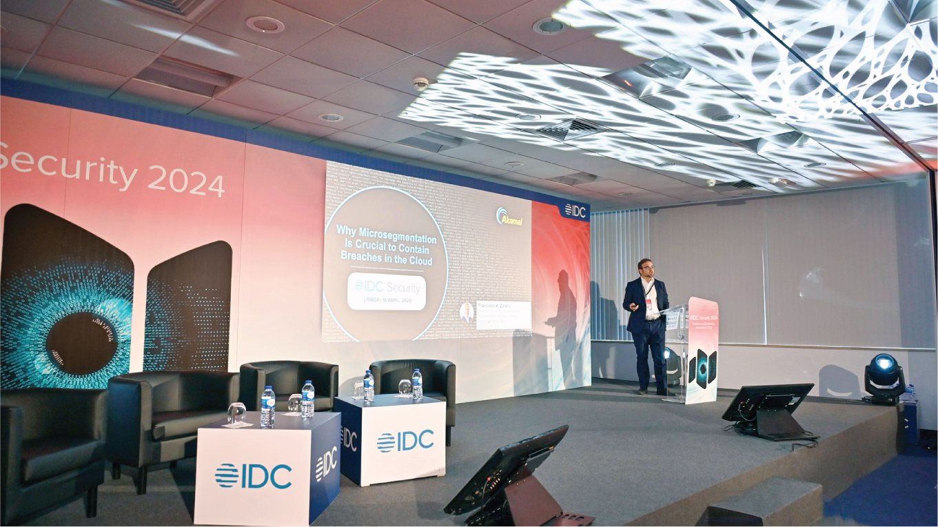 Painel de conferência com orador durante o evento IDC Security