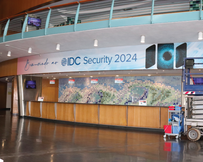 Área de receção do evento IDC Security, com os materiais gráficos desenvolvidos e aplicados