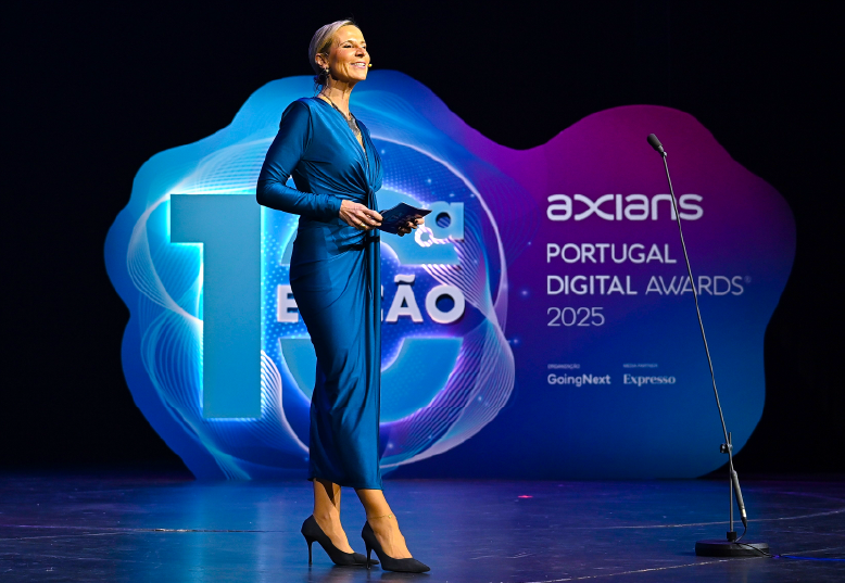 Cerimónia de prémios com peça cenográfica iluminada no palco, criada para celebrar os 10 anos do evento