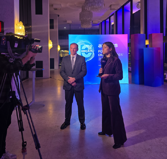 Gabriel Coimbra a ser entrevistado pelo Expresso, com uma lightbox ao fundo com grafismo desenvolvido para a cerimónia de prémios