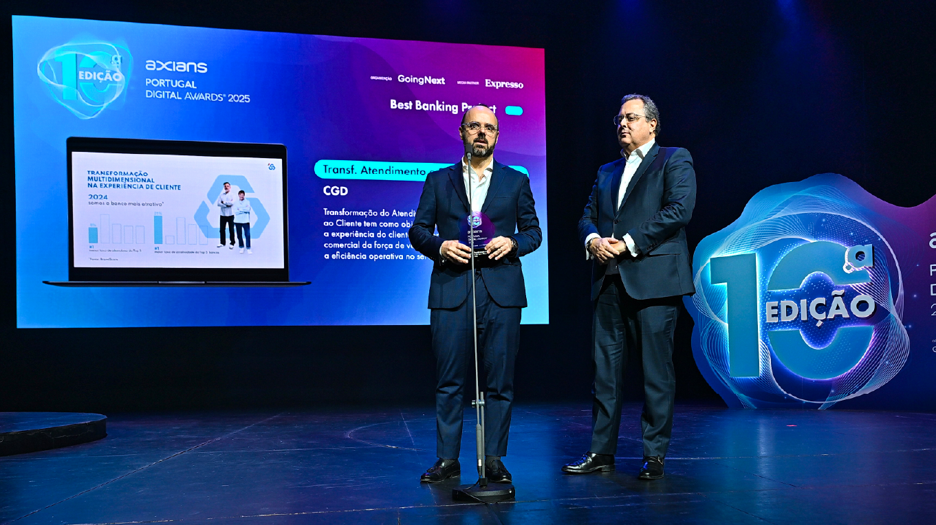 Vencedor em cerimónia de prémios no palco com grafismo do evento e do projeto vencedor aplicado em LED wall