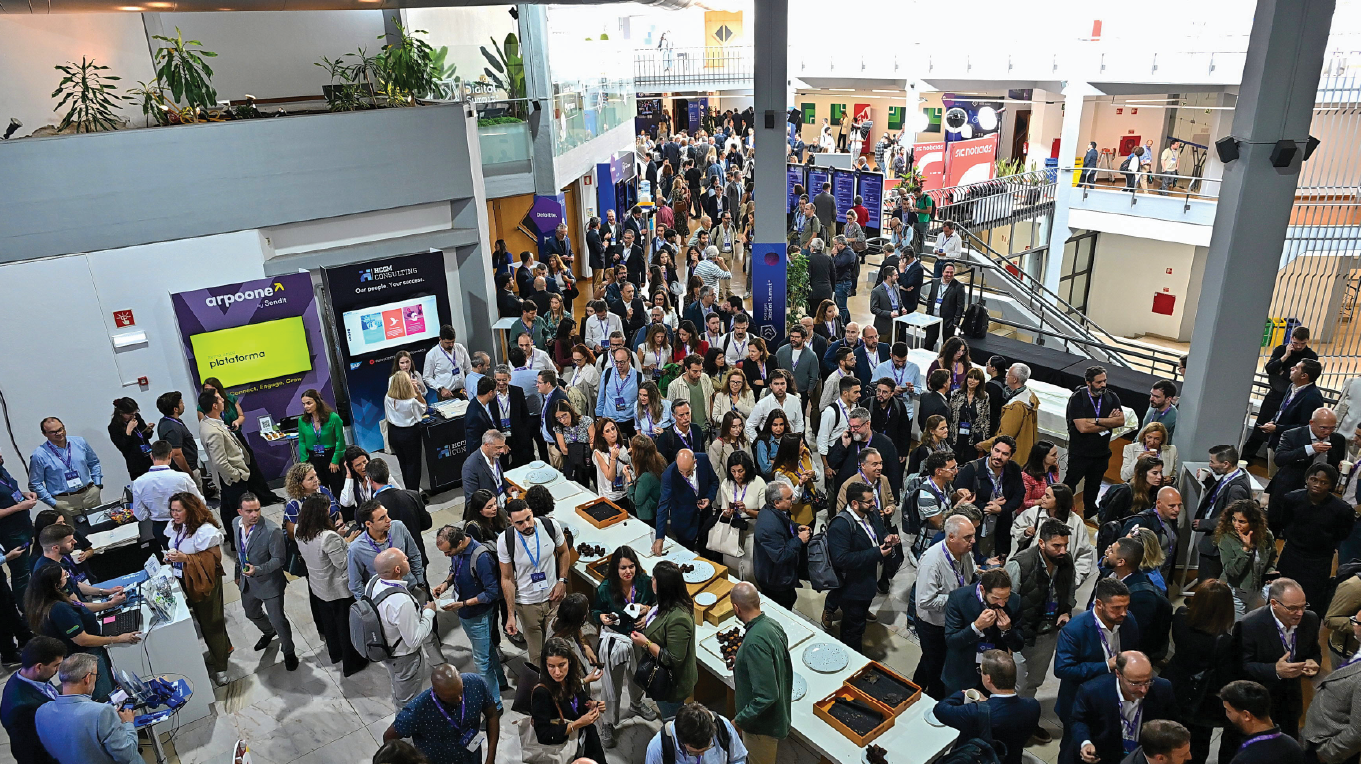 Espaço expositivo de grande escala com stands e grafismo