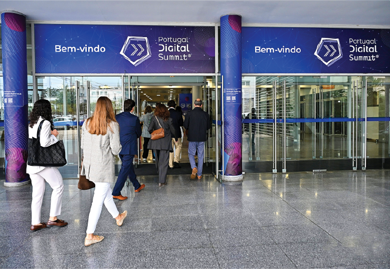 Entrada do evento com vinil aplicado e colunas decoradas com grafismo