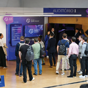 Entrada de auditório com estrutura multimédia e sinalização de parceiros