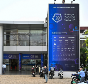 Fachada do Centro de Congressos de Lisboa preparada para evento de economia digital