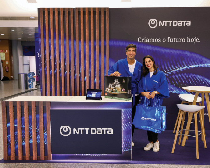 Stand de exposição com balcão e painel iluminados