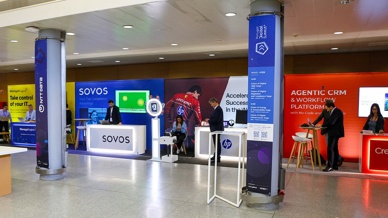 Área de exposição com stands de diferentes tipologias e sinalética informativa