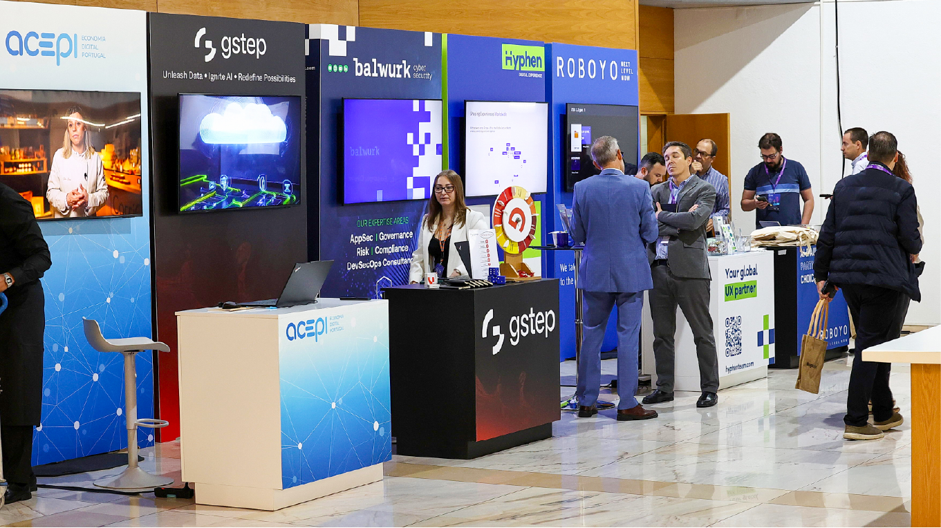 Área de exposição com stands de diferentes tipologias e sinalética informativa