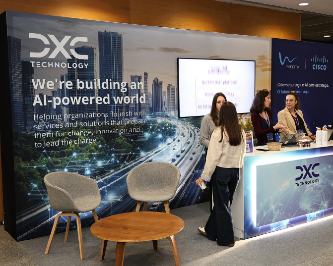 Stand individual desenvolvido a partir do universo gráfico da marca, garantindo coerência e impacto visual.