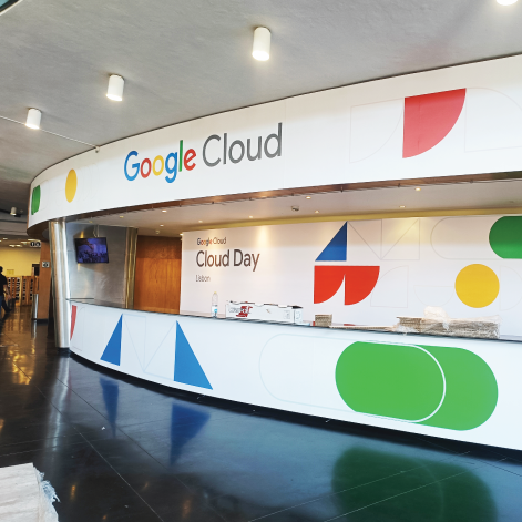 Receção no evento Google Cloud Day Lisboa com branding da Google.