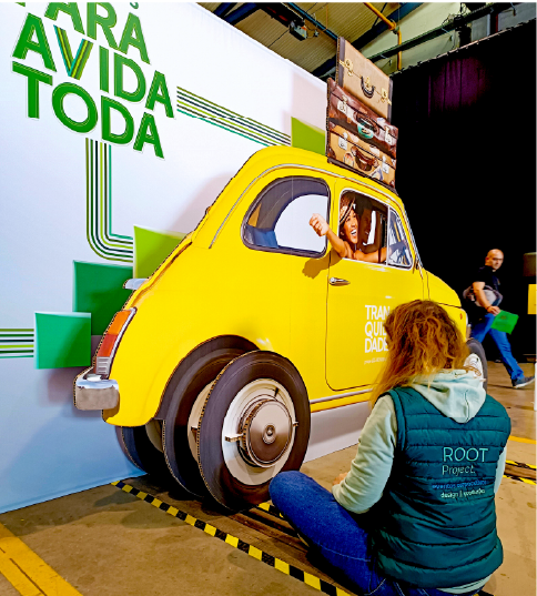 Equipa a implementar instalação cenográfica do carro decorativo em cartão com branding