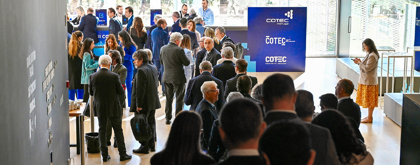 Área de check-in decorada com identidade gráfica do evento em espaço histórico