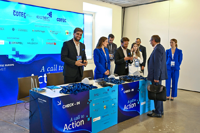 Balcão de receção com lightbox e identidade gráfica aplicada