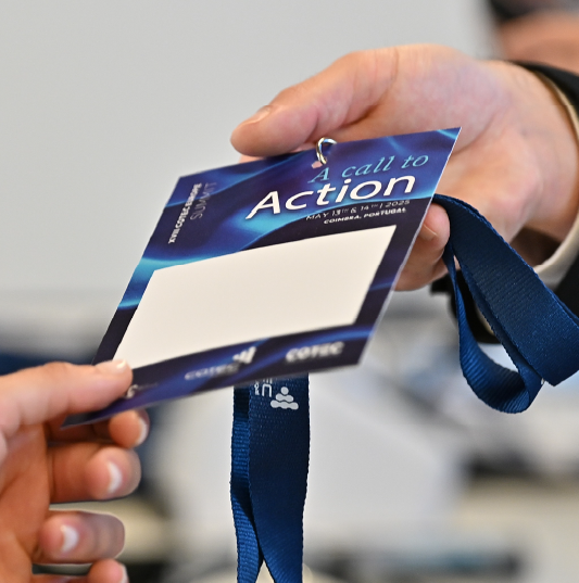 Badge do evento internacional com identidade gráfica aplicada