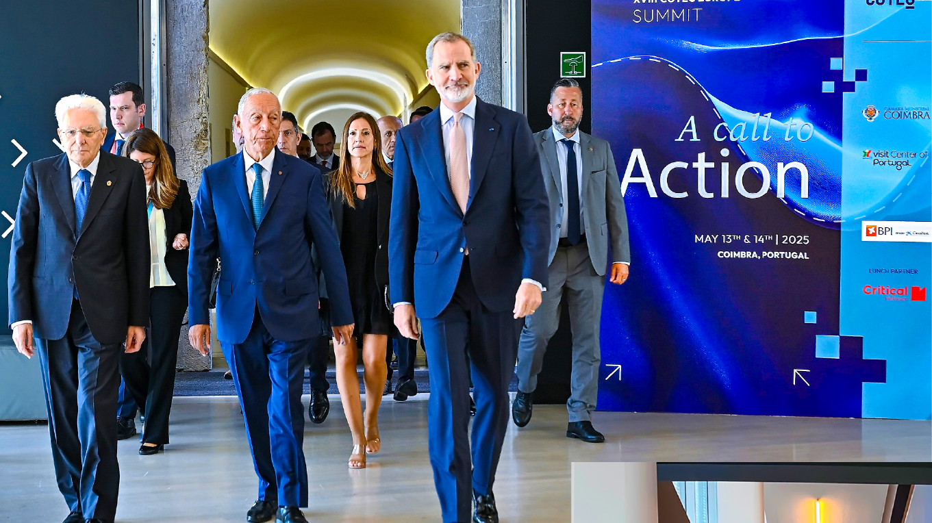 Painel com grafismo do evento integrado em espaço institucional