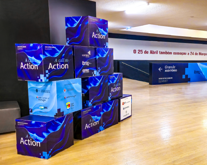 Torre de cubos com grafismo do evento e corrimão decorado