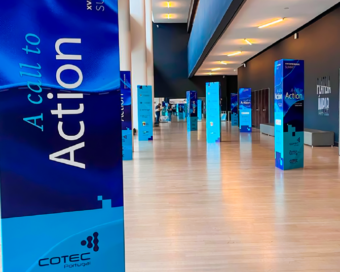 Hall decorado com prismas gráficos do evento