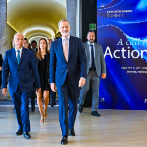 Painel com grafismo do evento integrado em espaço institucional