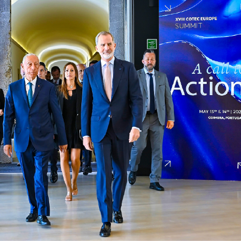 Painel com grafismo do evento integrado em espaço institucional